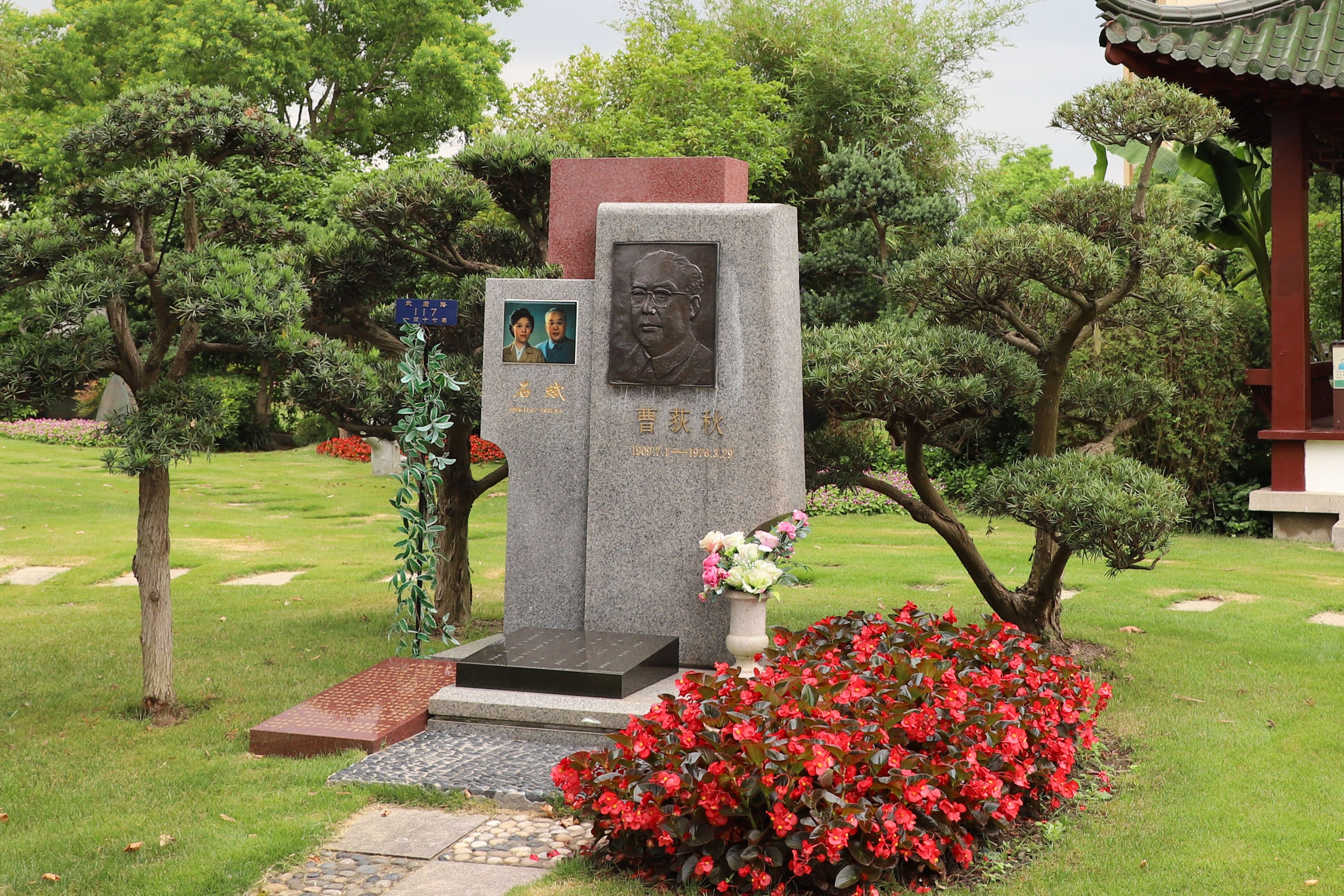 历史回响：曹荻秋纪念碑下的敬仰与思考